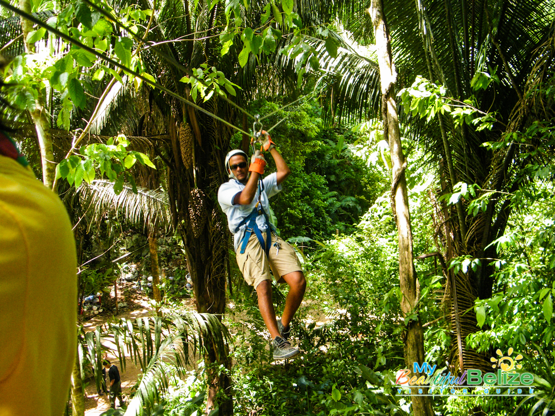 Спас в джунглях. Туристы в джунглях. Путешествие в джунгли. Человек в джунглях. Экскурсия в джунгли.